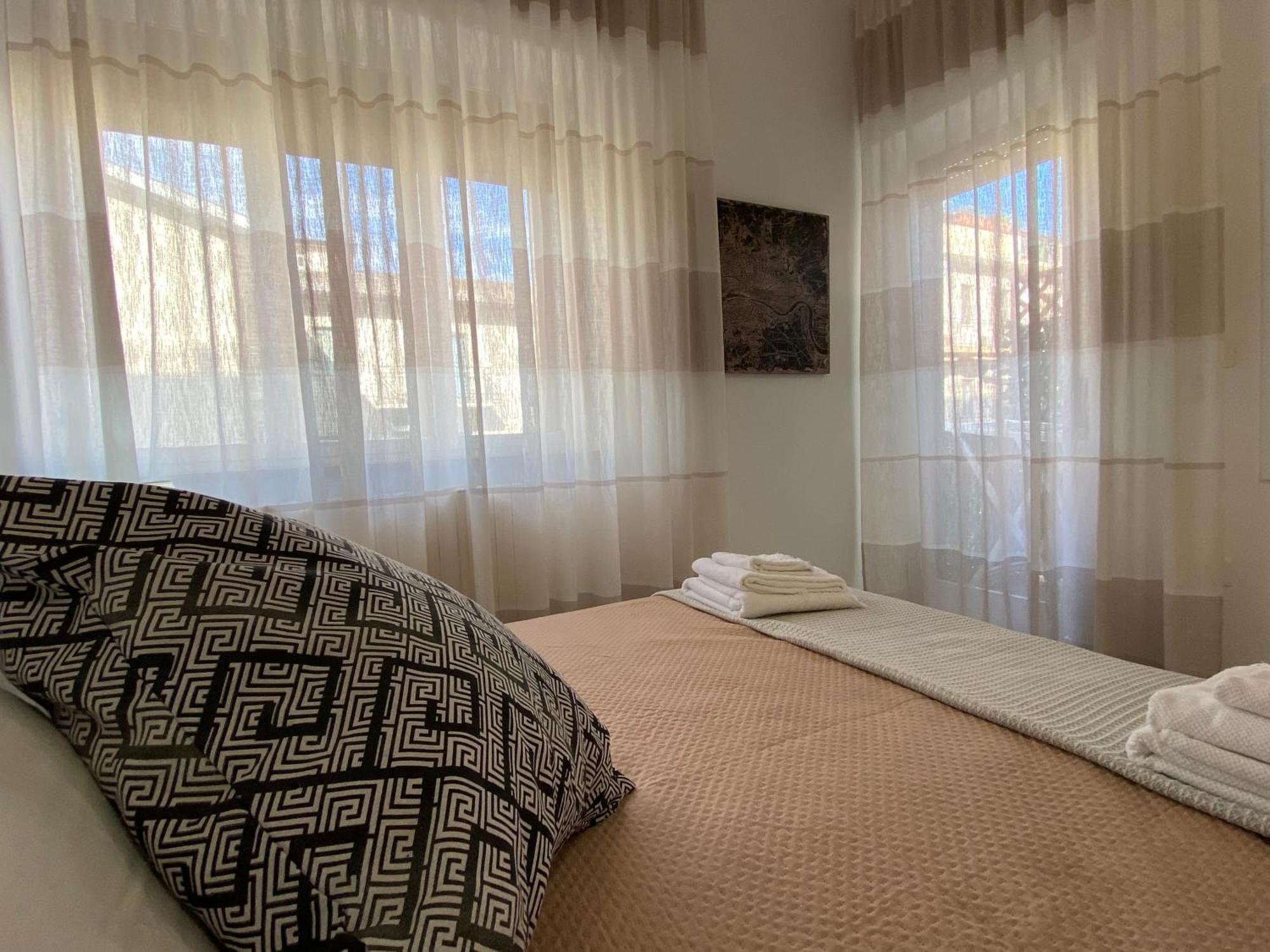 Central Apartments Кротоне Экстерьер фото
